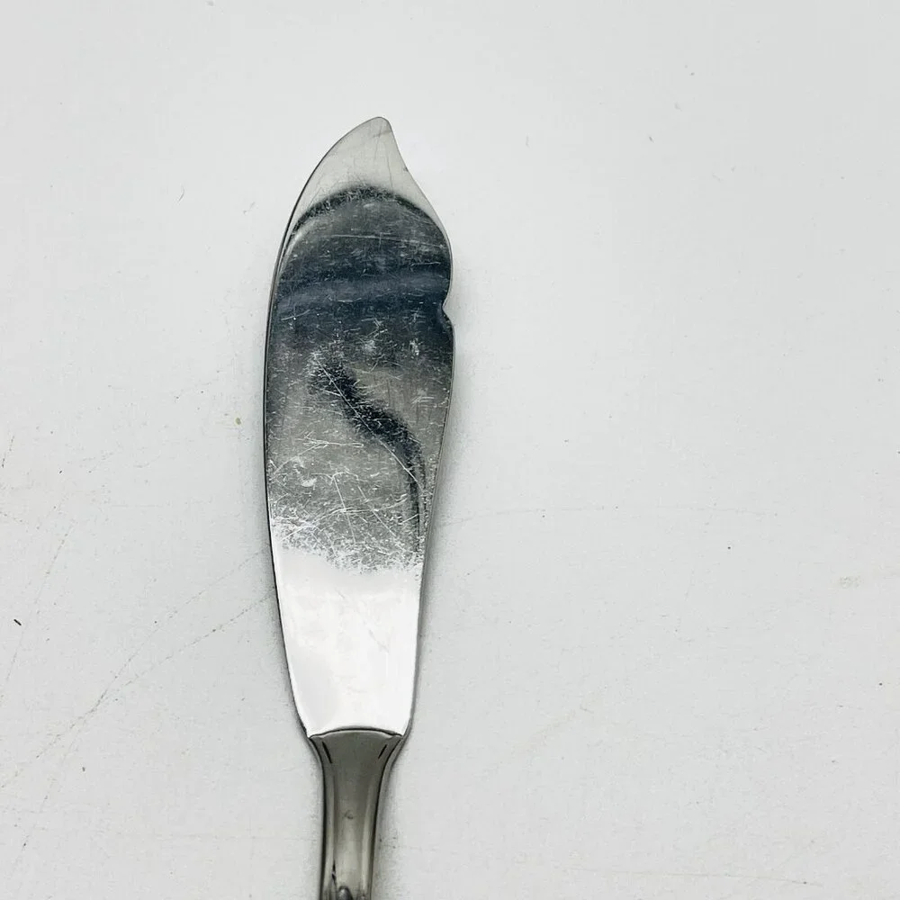 Oneida Stainless Deluxe Butter Knife Tudor Shell Pattern